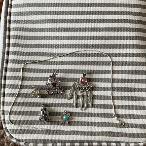 Chain with multiple charms. PEARLS CHANGABLE - Picture 1 of 2